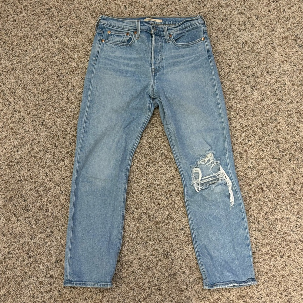 Levi’s Wedgie Straight in Distressed Light Wash
